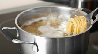Arrêtez d'utiliser une casserole pour cuire les pâtes : cette astuce réduit la vaisselle et fait gagner du temps