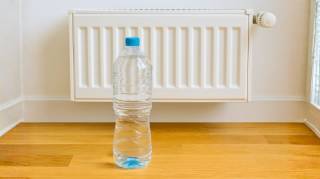 Chauffage : la méthode de la bouteille d’eau pour dépenser moins quand il fait froid
