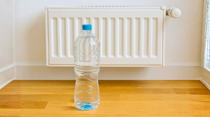 Chauffage : la méthode de la bouteille d’eau pour dépenser moins quand il fait froid