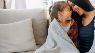 Comment rester au chaud cet hiver sans allumer le chauffage : les astuces d’une maman économe