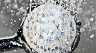 Douches &agrave; recyclage d&rsquo;eau : la solution &eacute;colo qui s&eacute;duit de plus en plus de foyers