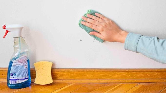 J’ai essayé cette astuce pour nettoyer mon mur blanc... le résultat m’a laissé sans voix !