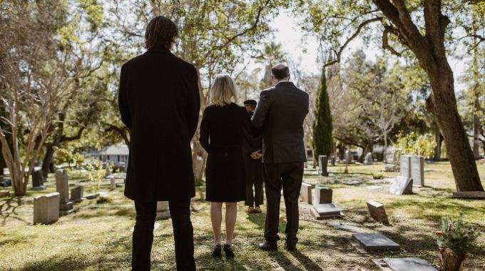 Lorsqu'un membre de la famille décède, ne portez jamais ces 3 types de vêtements lors de l'enterrement