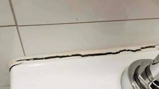 Mon père m'a montré comment réparer un joint de salle de bain abîmé sans l'enlever Voici comment