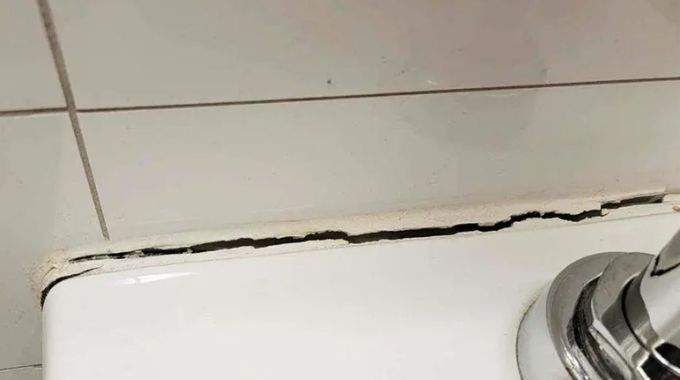 Mon père m'a montré comment réparer un joint de salle de bain abîmé sans l'enlever. Voici comment