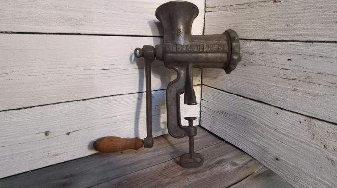 Mystère en vitrine : cet objet ancien rend les internautes perplexes… Saurez-vous deviner de quoi il s’agit ?