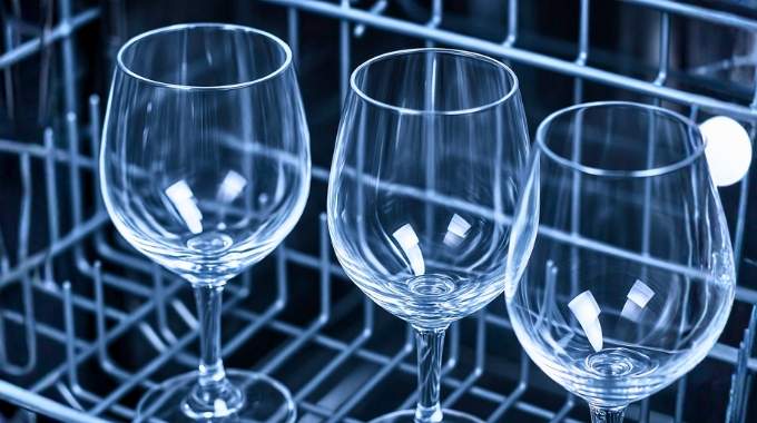 On vous l’a conseillé partout mais faut-il vraiment mettre du vinaigre blanc dans votre lave-vaisselle