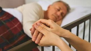 Si votre parent présente ces 4 signes cela peut indiquer qu’il approche de la fin de vie