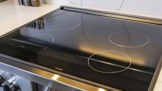 Voici la bonne méthode pour nettoyer rapidement et sans effort une cuisinière en vitrocéramique