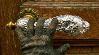 Cette méthode avec du papier aluminium sur les poignées de porte pourrait bien vous rendre service