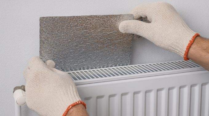 Oubliez l’astuce du papier aluminium ! Cette méthode méconnue réchauffe vos pièces bien plus vite en hiver