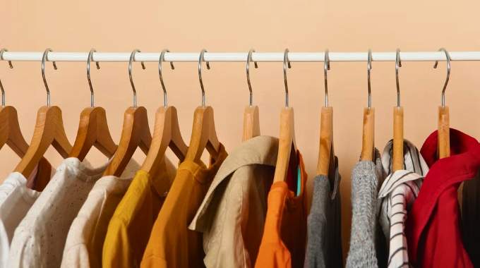 Marre d’avoir un placard encombré ? L’astuce du cintre inversé le transforme en dressing ultra-ordonné