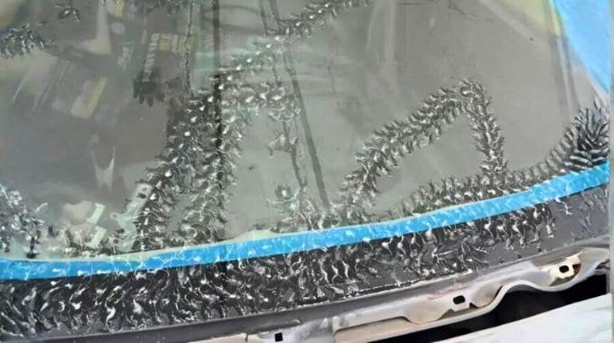 "J’ai trouvé des traces bizarres sur mon pare-brise : l’explication m’a laissé sans voix"