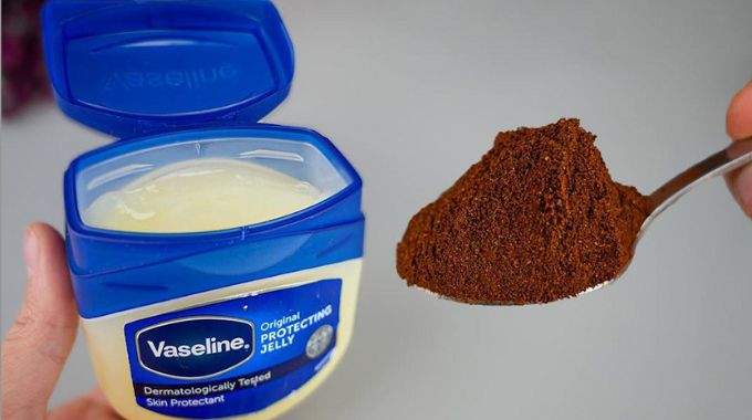 Le café avec la vaseline fait disparaître toutes les rides du visage, même à 70 ans