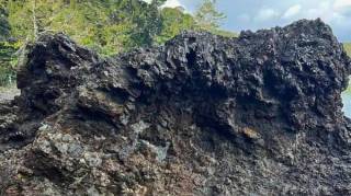 Les gens deviennent fous en essayant de trouver la fille cachée sur la photo du rocher