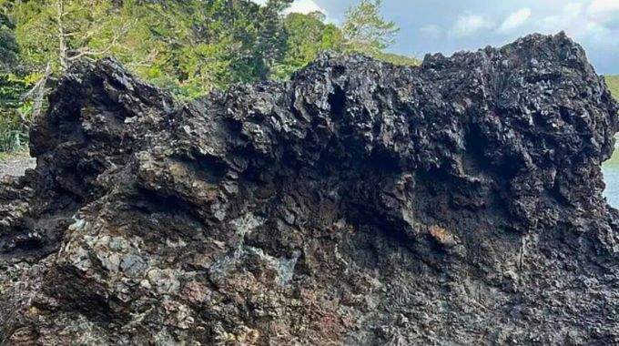 Les gens deviennent fous en essayant de trouver la fille cachée sur la photo du rocher