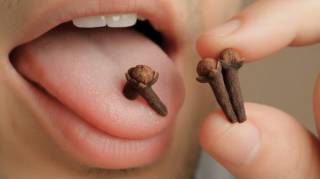 Mâcher deux clous de girofle par jour pourrait sauver votre vie mais la plupart des gens ne le savent pas