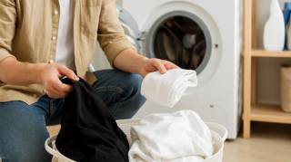 Machine à laver : voici pourquoi il ne faut jamais mélanger le noir et le blanc