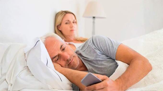 Pourquoi observe-t-on une montée de l'infidélité chez les plus de 55 ans ?