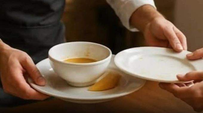 Que signifie le fait qu'une personne aide les serveurs à retirer les assiettes de la table, selon les psychologues