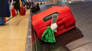 Un bagagiste alerte tous ceux qui attachent un ruban à leur valise à l’aéroport
