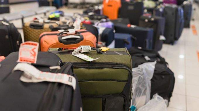 Une compagnie aérienne alerte les passagers qui voyagent avec des valises noires, bleu foncé ou grises