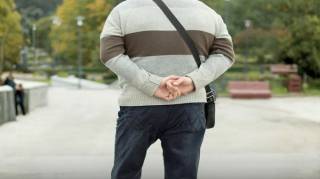 Vous marchez les mains derrière le dos  Voici ce que ça dit de votre personnalité