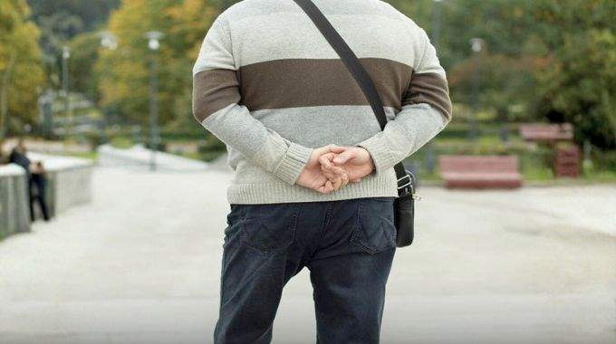 Que signifie marcher les mains derrière le dos