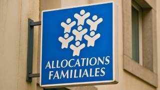 Avec la nouvelle aide sociale unique un foyer actif devra percevoir davantage de revenus qu'un foyer vivant uniquement des aide