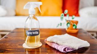 Ce spray fait maison &eacute;limine les mauvaises odeurs sur les textiles (sans aucun produit chimique)