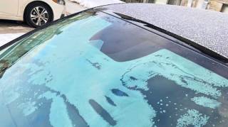 Cette astuce simple empêche le pare-brise de geler et vous fait gagner un temps fou le matin