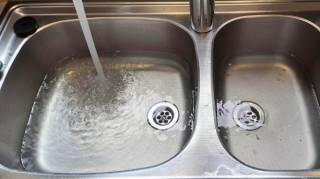 Évier bouché  Versez ce demi-verre et le bouchon disparaît instantanément sans vinaigre ni bicarbonate