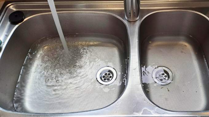 Évier bouché ? Versez ce demi-verre et le bouchon disparaît instantanément sans vinaigre ni bicarbonate