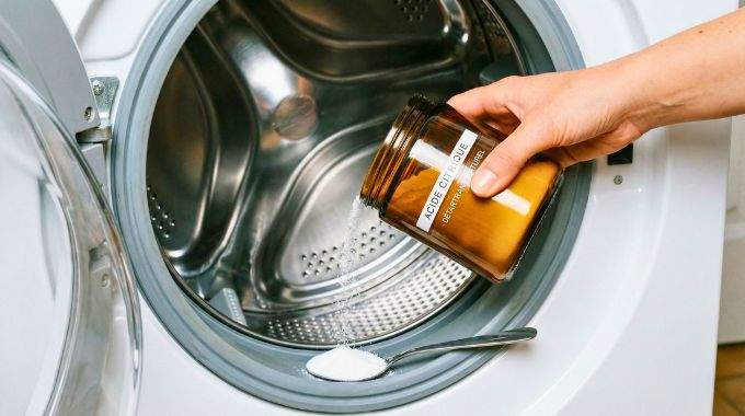 Ni vinaigre blanc, ni bicarbonate de soude : voici l'ingrédient parfait qui nettoie votre machine à laver sans l’abîmer