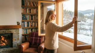 Ouvrez vos fen&ecirc;tres &agrave; cette heure pr&eacute;cise en hiver : l&rsquo;astuce des pros pour a&eacute;rer sans refroidir votre maison