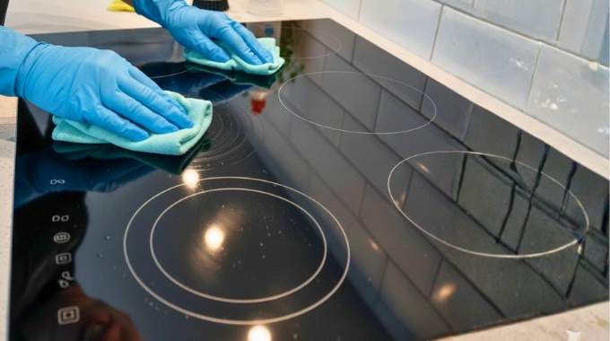 Cette vieille astuce de grand-mère fait briller vos plaques de cuisson avec un ingrédient naturel en 2 minutes