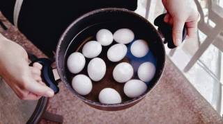 Pourquoi il ne faut jamais plonger des &oelig;ufs durs chauds dans de l'eau froide : explications des chefs
