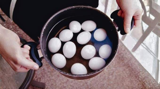 Pourquoi il ne faut jamais plonger des &oelig;ufs durs chauds dans de l'eau froide : explications des chefs