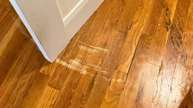 Votre porte racle le sol ? Essayez cette astuce rapide qui marche sans ponçage