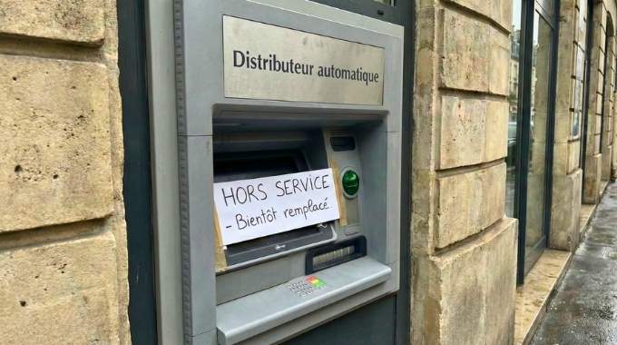 Ces 3 banques fran&ccedil;aises mettent fin &agrave; leurs distributeurs de billets : voici par quoi ils seront remplac&eacute;s