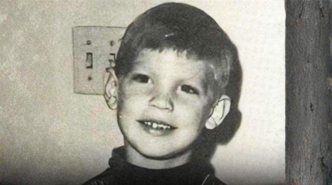 Ce petit gar&ccedil;on au sourire ang&eacute;lique est devenu l'un des tueurs les plus terrifiants de l'histoire