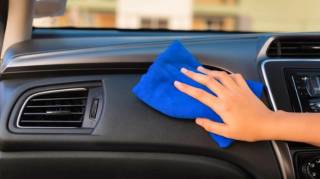 Comment nettoyer un tableau de bord qui colle (pour qu'il redevienne comme neuf)