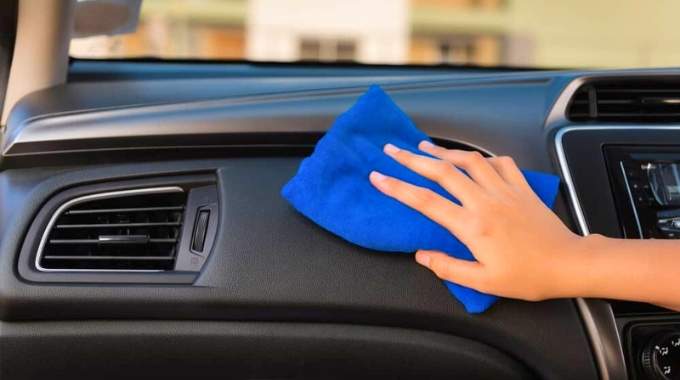 Comment nettoyer un tableau de bord qui colle (pour qu'il redevienne comme neuf)