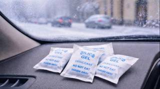 L&rsquo;astuce des sachets de silice que de plus en plus d&rsquo;automobilistes mettent dans leur voiture