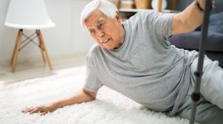 Les personnes &acirc;g&eacute;es perdent l'&eacute;quilibre &agrave; cause de ces 5 erreurs