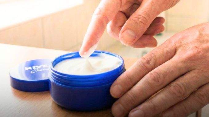 Nivea: &laquo; Je suis dermatologue et j'ai &eacute;tudi&eacute; longuement la composition de la cr&egrave;me bleue, voici mon avis sinc&egrave;re &raquo; 