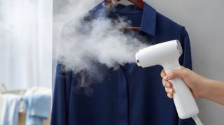 Petit design et &agrave; 14 &euro; seulement : ce d&eacute;froisseur &agrave; main Lidl est ce qu&rsquo;il vous faut pour un repassage