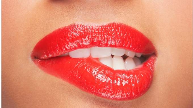 Quand une femme se mord la l&egrave;vre en vous fixant du regard, en voici la signification