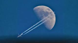 Que repr&eacute;sentent les lignes blanches que les avions laissent dans le ciel