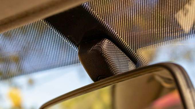 Voici &agrave; quoi servent vraiment les petits points noirs autour de votre pare-brise